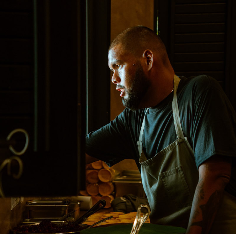 Chef Rodrigo Mole, propietario del restaurante Mole Negro en Zihuatanejo